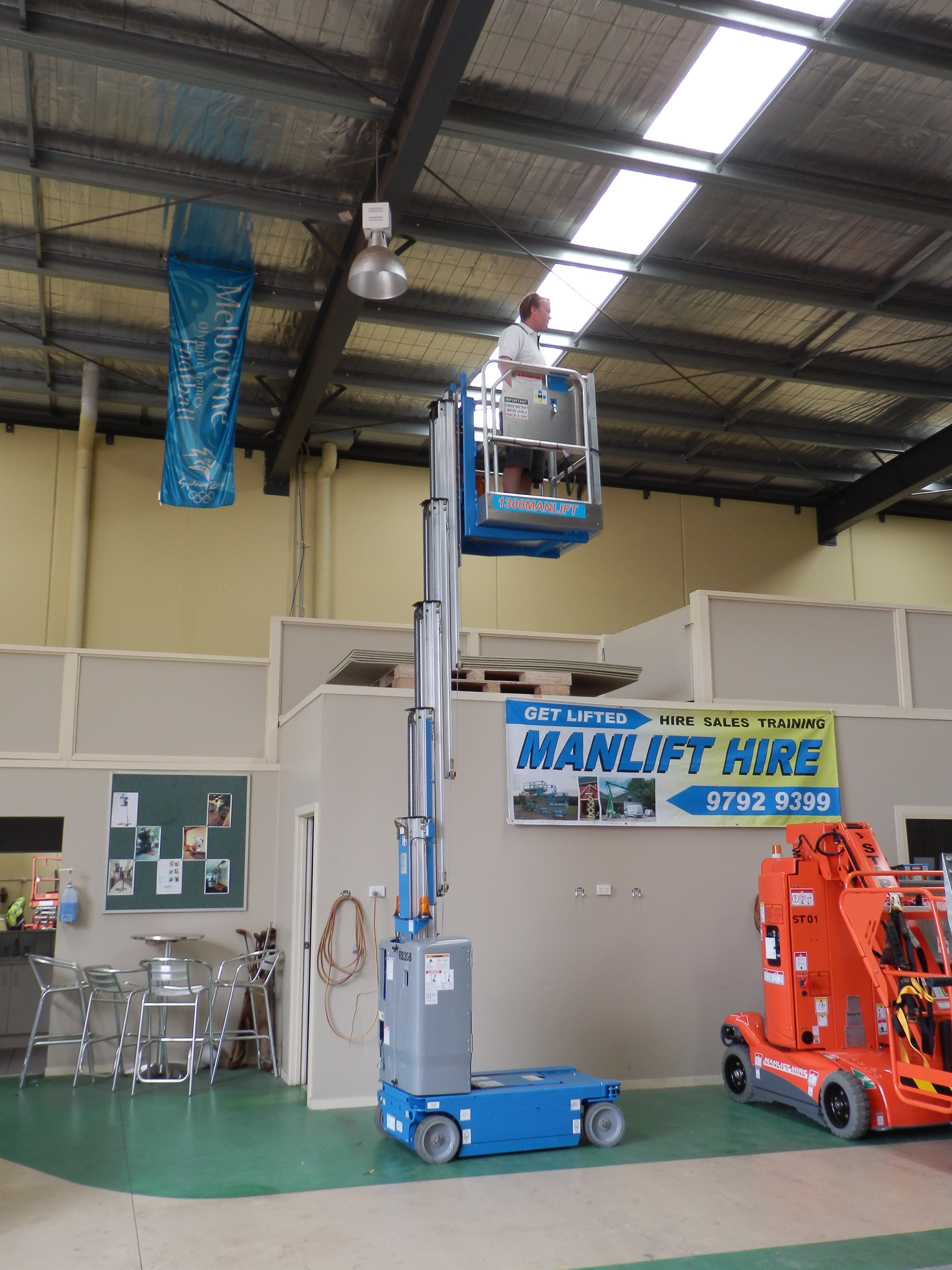 Lifting Equipment Manlift Hire Self Propelled Vertical Lift